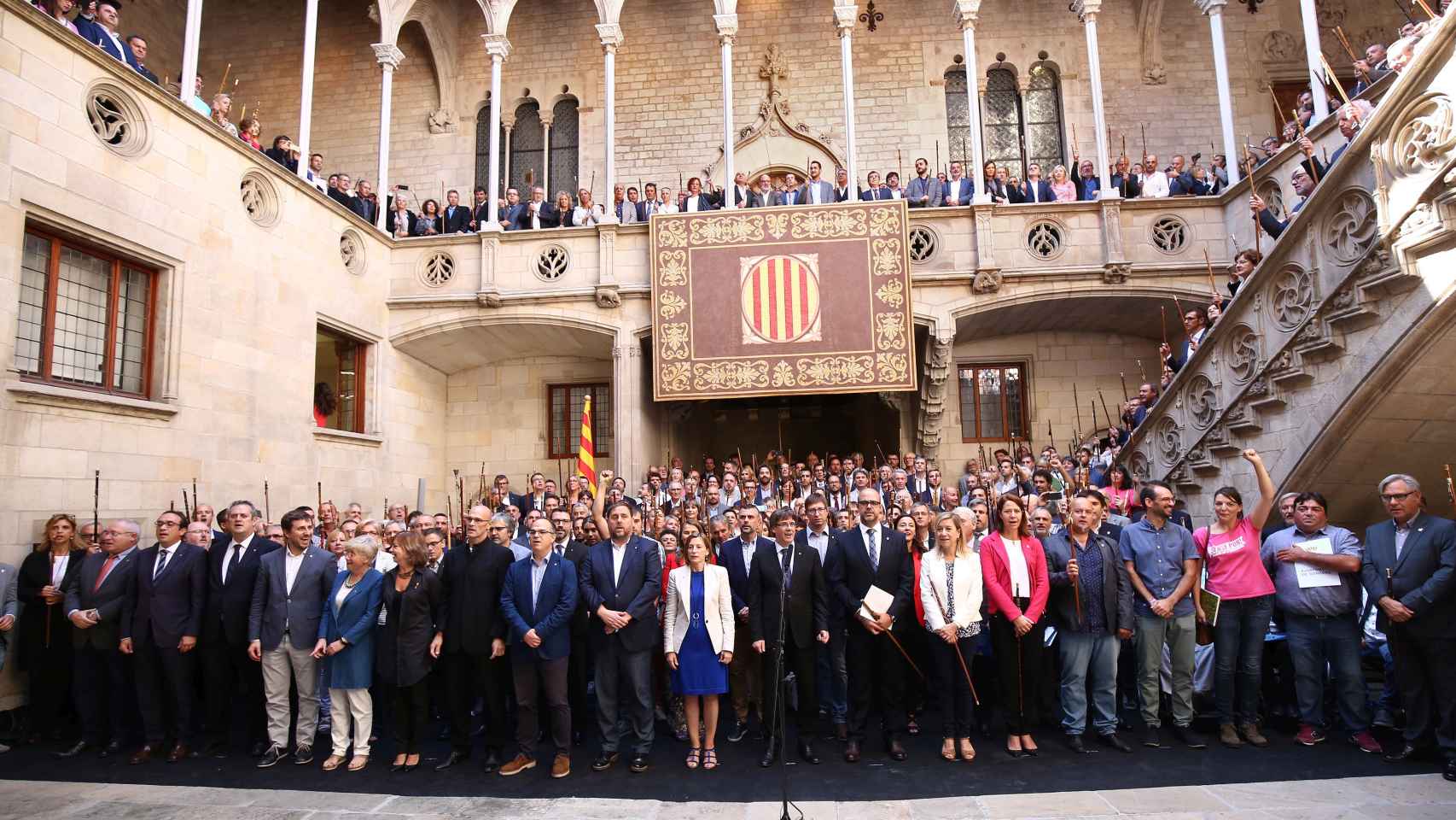 El presidente Carles Puigdemont, anfitrión de un acto de homenaje a 700 alcaldes que ahora promoverán mociones contra el 155 / JORDI BEDMAR