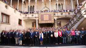 El presidente Carles Puigdemont, anfitrión de un acto de homenaje a 700 alcaldes que ahora promoverán mociones contra el 155 / JORDI BEDMAR