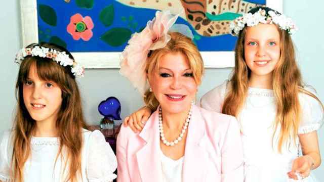 La Baronesa Thyssen en la comunión de sus hijas / Revista Hola
