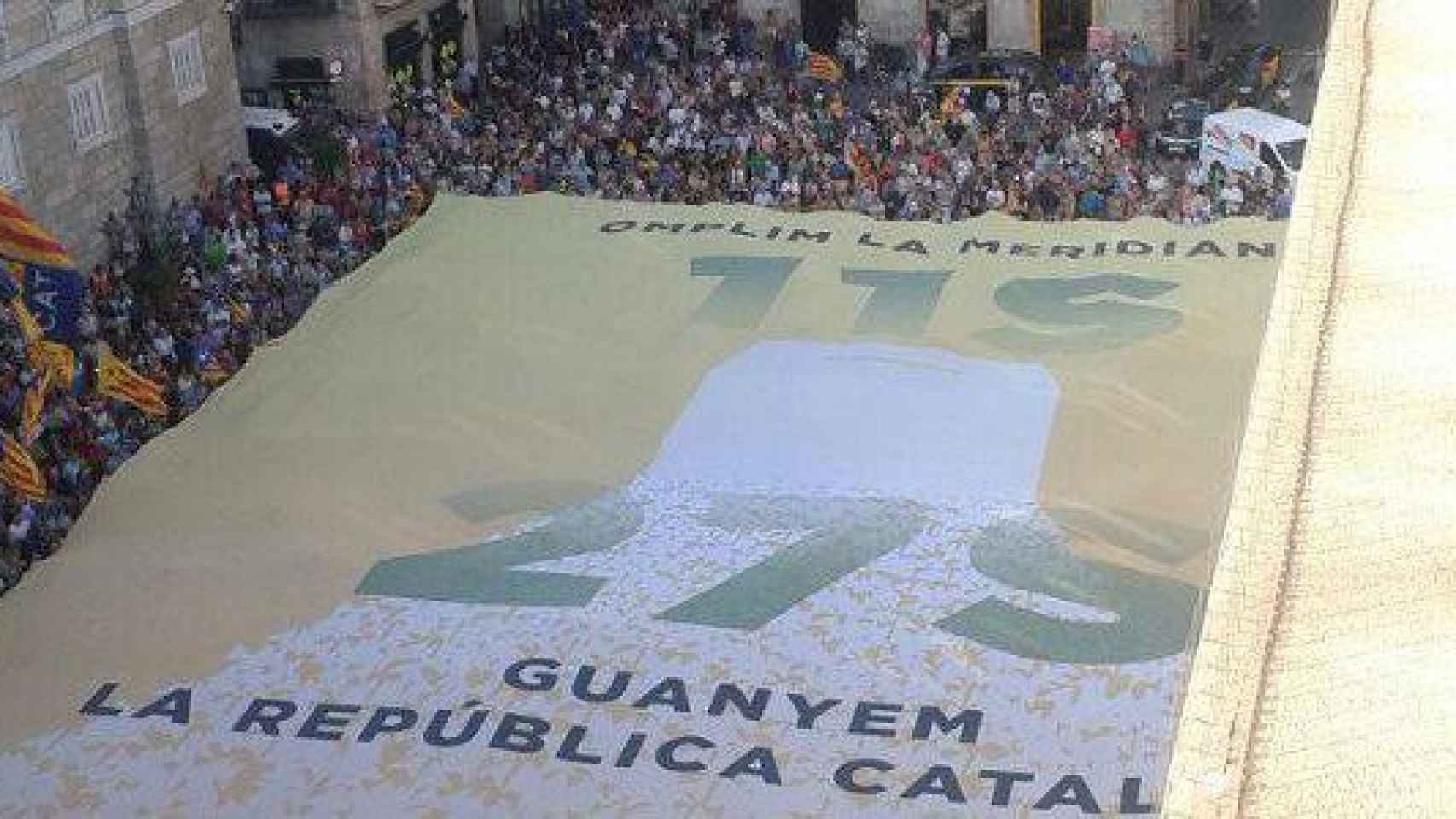 Imagen de la manifestación de la ANC y Òmnium este martes en la plaza de Sant Jaume de Barcelona