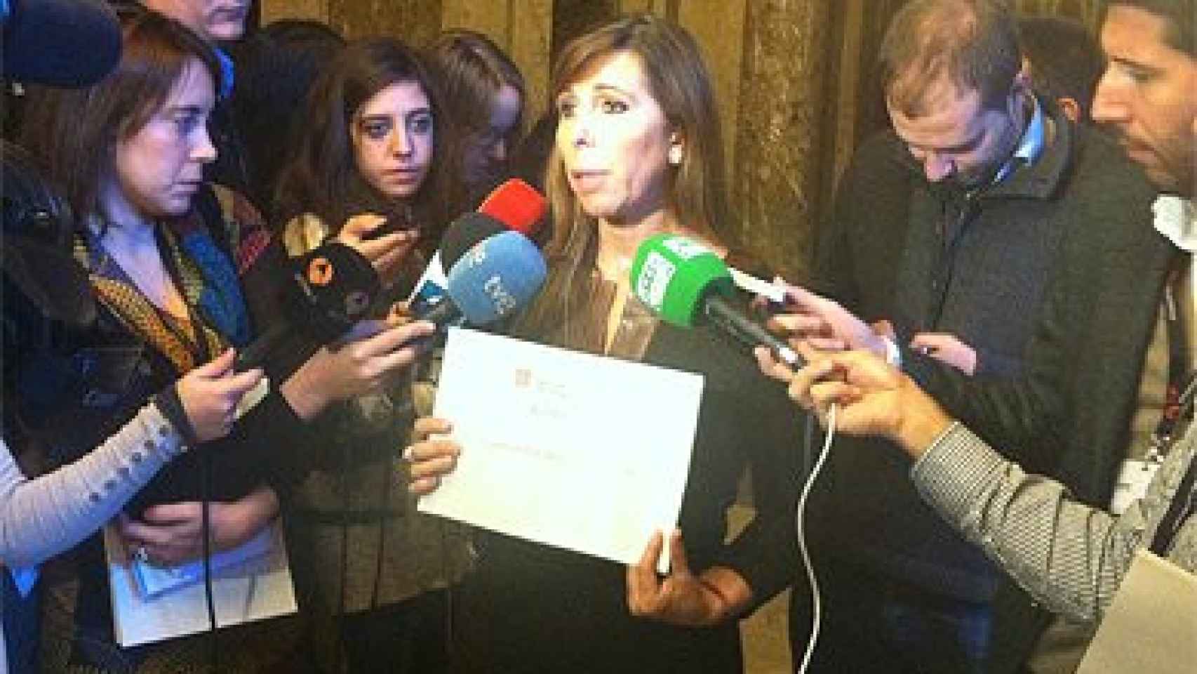 Sánchez-Camacho, con el informe del Cesicat en las manos, atendiendo a los periodistas en los pasillos del Parlamento autonómico