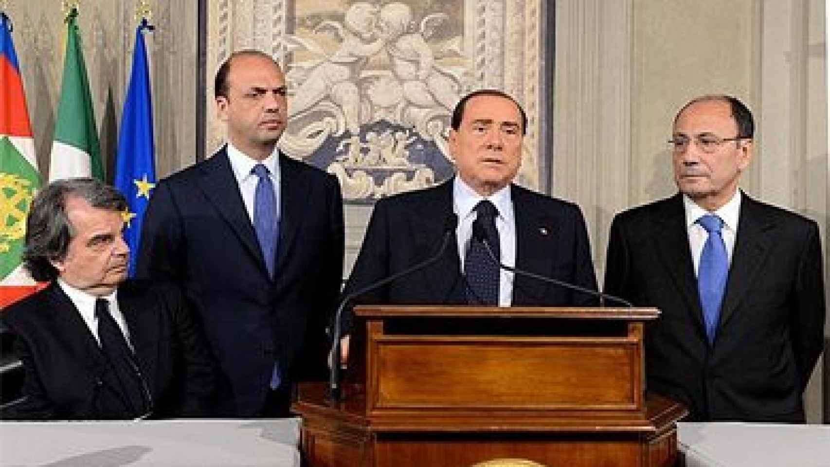Berlusconi y seguidores, en una rueda de prensa