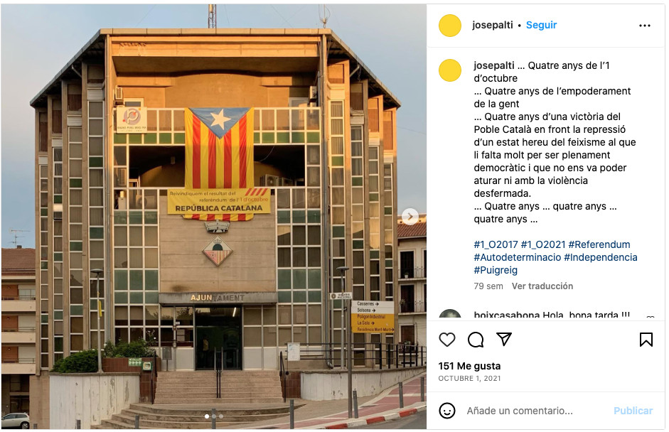 Banderas y pancartas secesionistas en la fachada del Ayuntamiento de Puig-reig / JOSEP MARIA ALTARRIBA (INSTAGRAM)