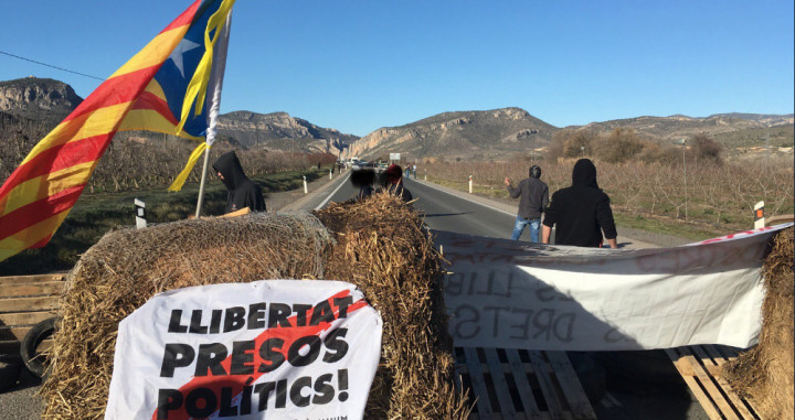 Los CDR cortan la carretera en Alcampell, Huesca / TWITTER