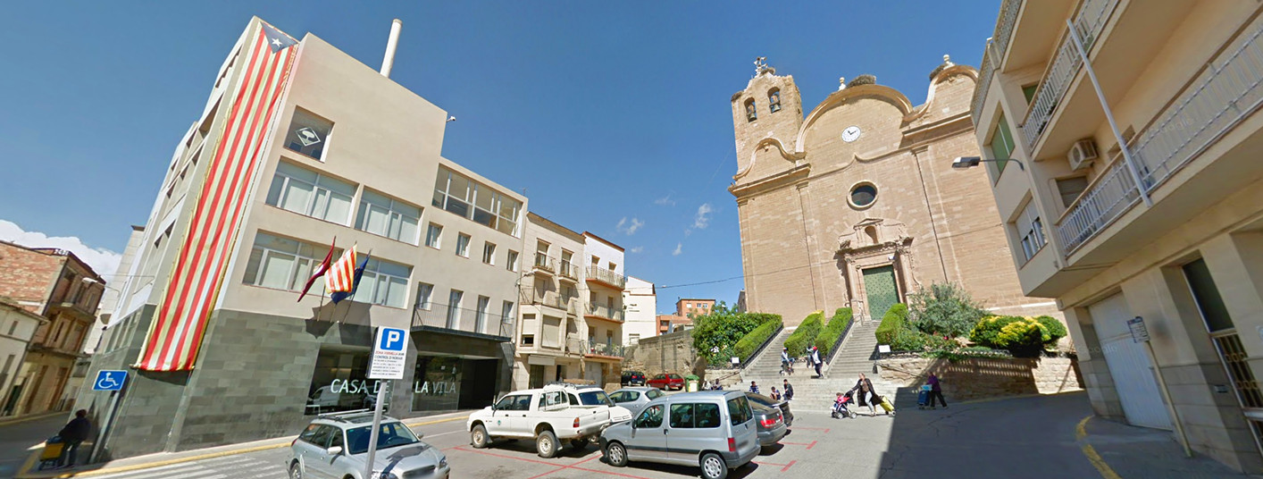 Imagen del Ayuntamiento de Alcarràs (Lleida), con una enorme bandera secesionista en su fachada, y ninguna española