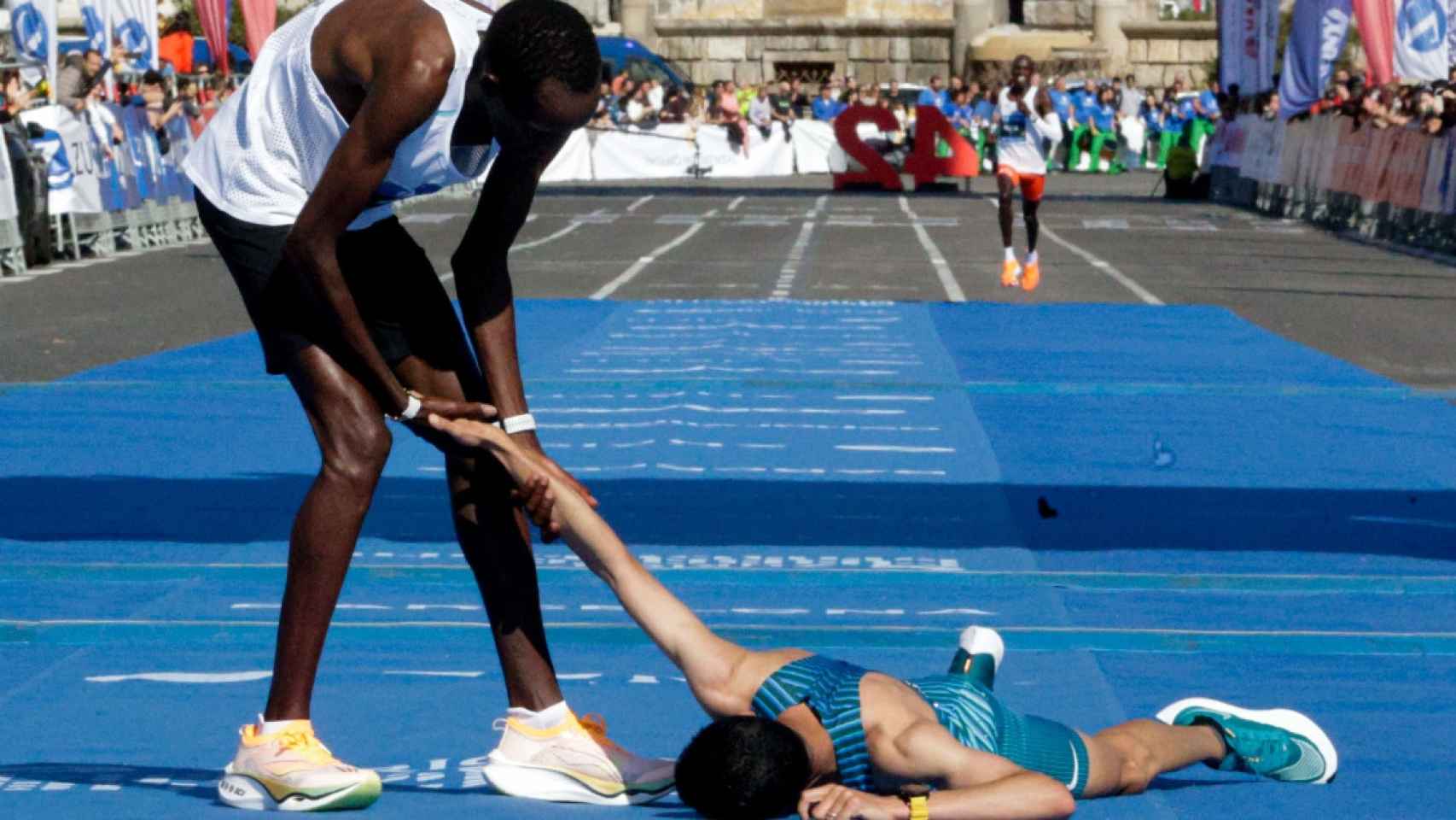 El atleta bahreiní Marius Kimutai (i), se ha proclamado ganador de la 44 edición de la Zurich Maratón de Barcelona, seguido del marroquí Othmane El Goumri (en el suelo) / EFE