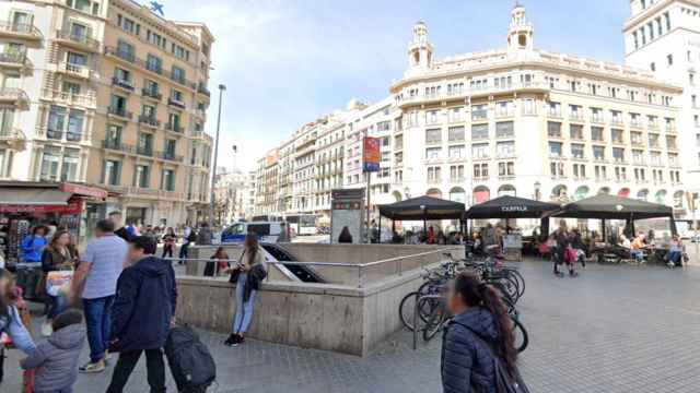 Estación de Renfe de Plaza Cataluña, lugar en el que se llevó a cabo una agresión homófoba a dos hombres en la noche de Fin de Año / GOOGLE STREET VIEW