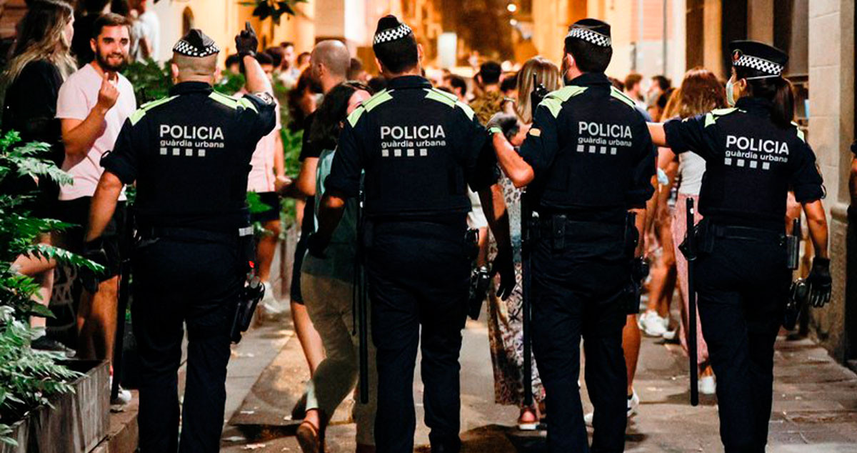 Imagen de la URPE de la Guardia Urbana de Barcelona durante un desalojo callejero / CG