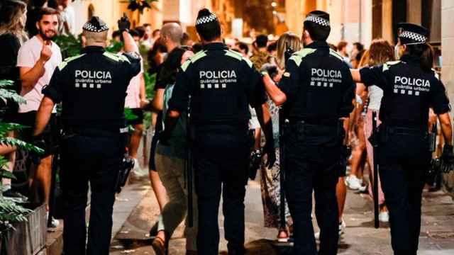 Imagen de la URPE de la Guardia Urbana de Barcelona durante un desalojo callejero / CG