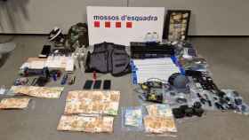 Algunas de las mercancías y dinero en metálico sustraído por el grupo criminal especializado en robos de cargas de camiones en carreteras catalanas / MOSSOS