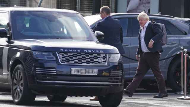 Llegada de Boris Johnson al aeropuerto de Gatwick este sábado / GARETH FULLER - EUROPA PRESS