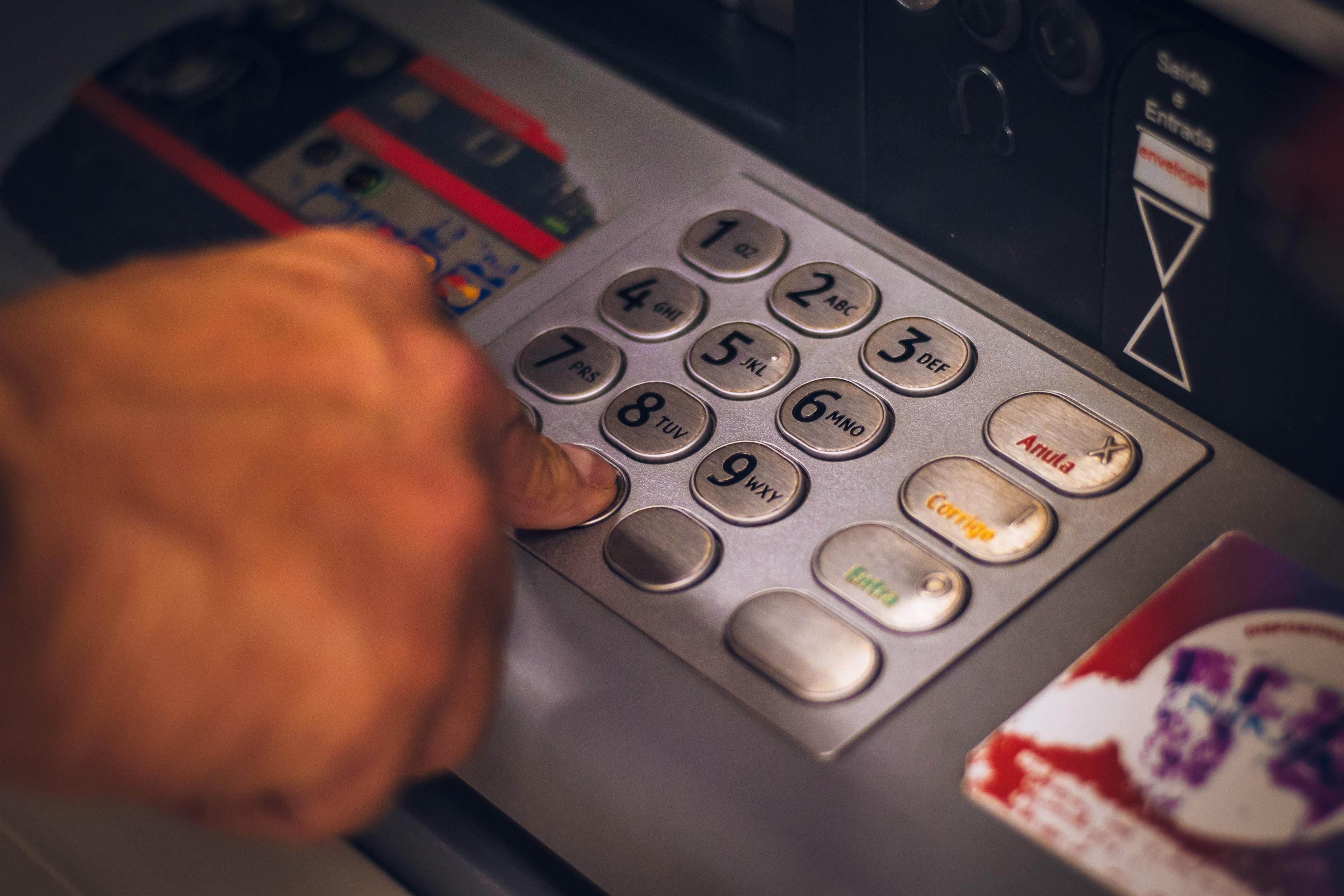 Una persona sacando dinero en efectivo en un cajero automático