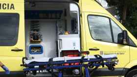 Una ambulancia del SEM, como el que asistió al hombre tras caer del tejado / EFE
