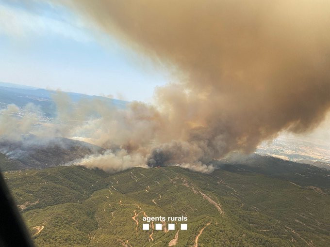 Imagen aérea del incendio cerca de Pont de Vilomara, captada por los Bomberos / TWITTER BOMBERS