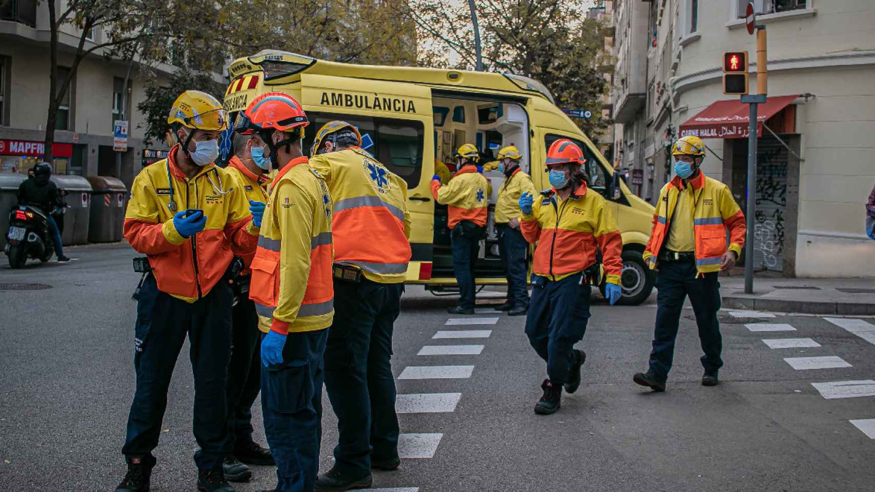 Varios efectivos del SEM, como los que este jueves han atendido al trabajador fallecido al quedar atrapado en una máquina en una empresa de Lleida / XAVI BLANCO-SEM
