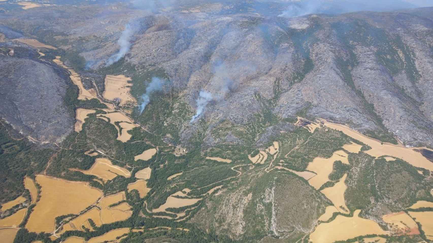 Imagen aérea del fuego que afecta al entorno de Artesa de Segre (Lleida) / EP