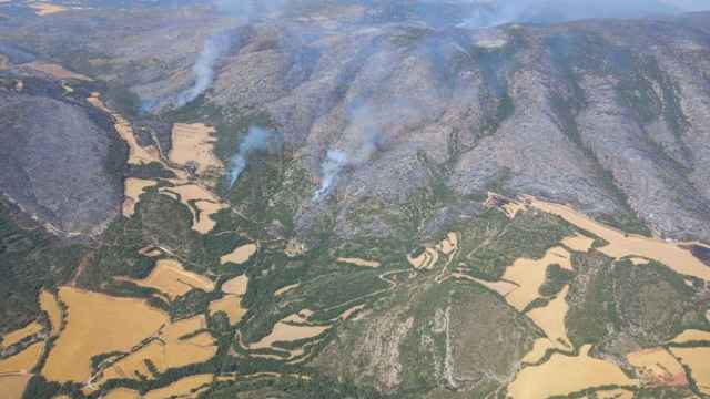 Imagen aérea del fuego que afecta al entorno de Artesa de Segre (Lleida) / EP