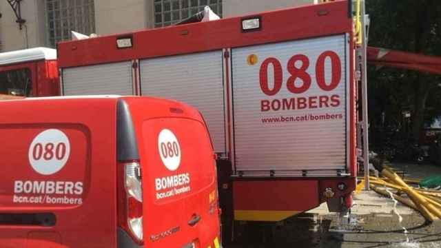 Vehículos de los bomberos durante la extinción de un incendio en Barcelona / EUROPA PRESS