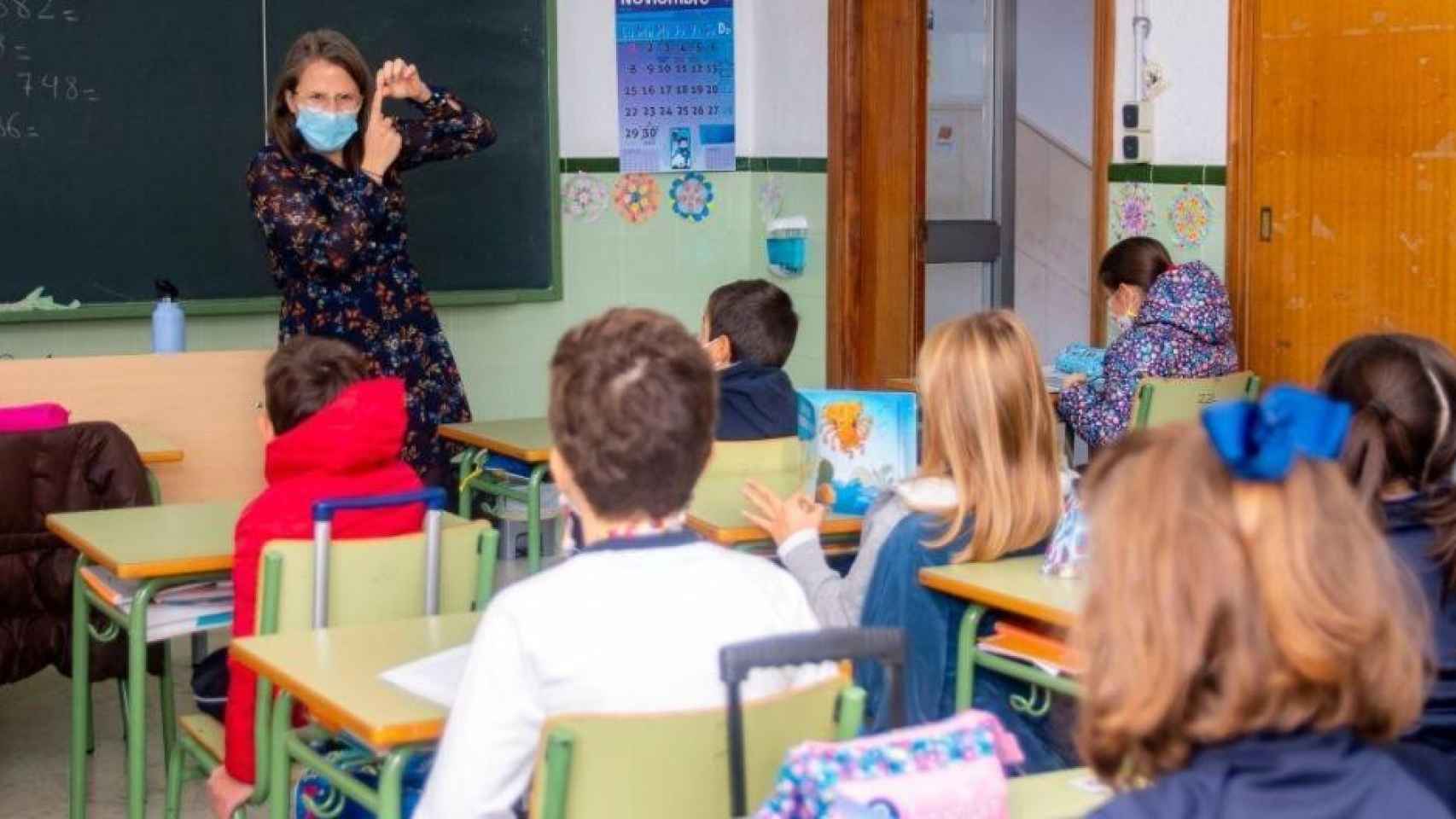 Una profesora de un colegio durante una clase en Cataluña, que este año convocará 9.485 plazas docentes menos de las comprometidas / EP