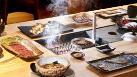 Una mesa servida con la barbacoa sumibiyaki / PILAR AKANEYA