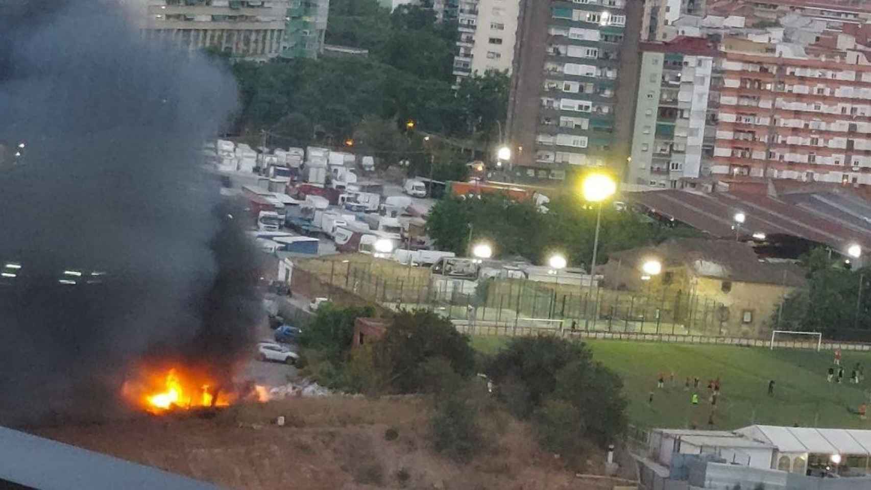Incendio de vegetación en el barrio de La Verneda i la Pau / CG
