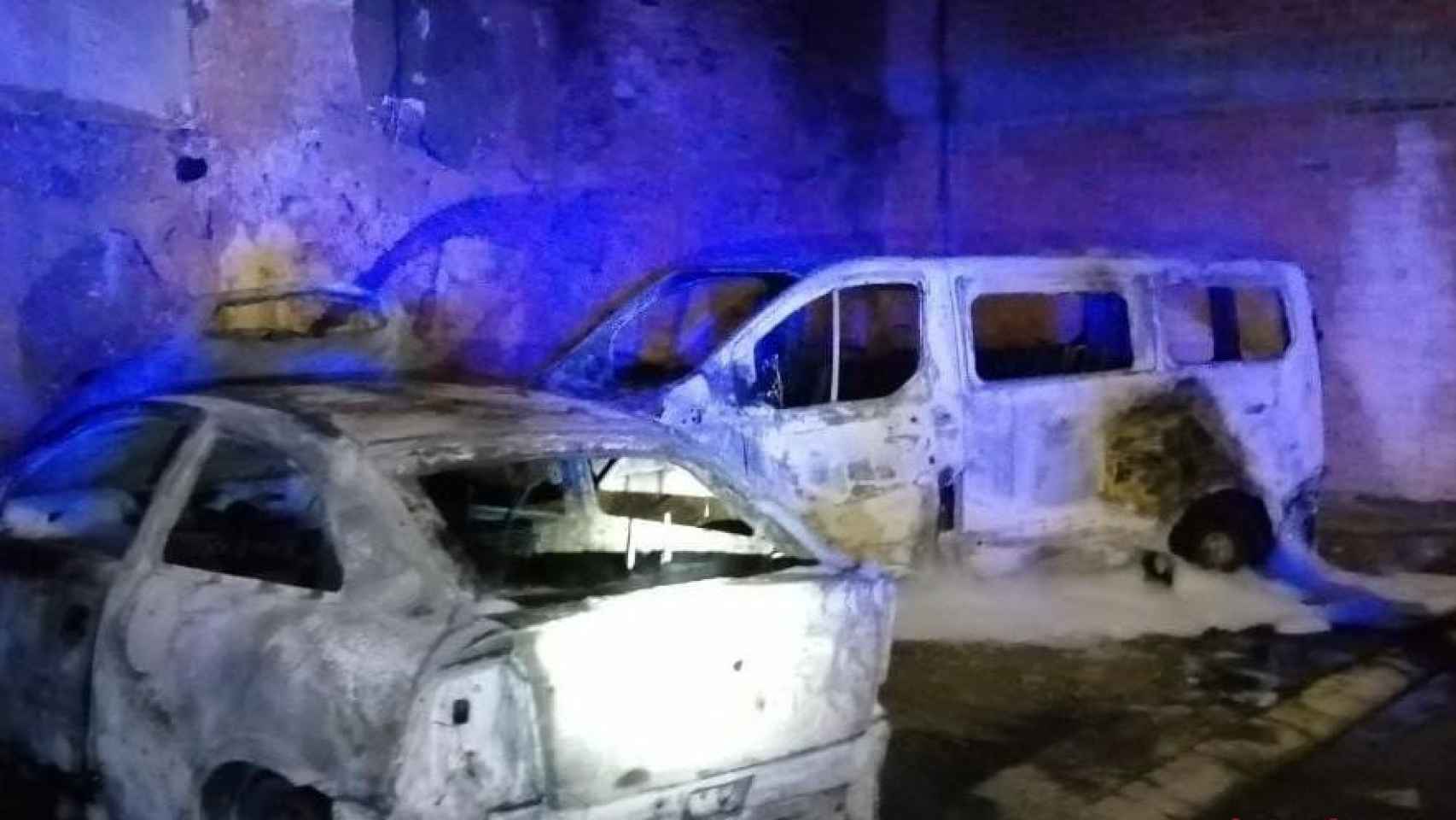 Imagen de los dos coches incendiados en Portella (Lleida) / BOMBERS