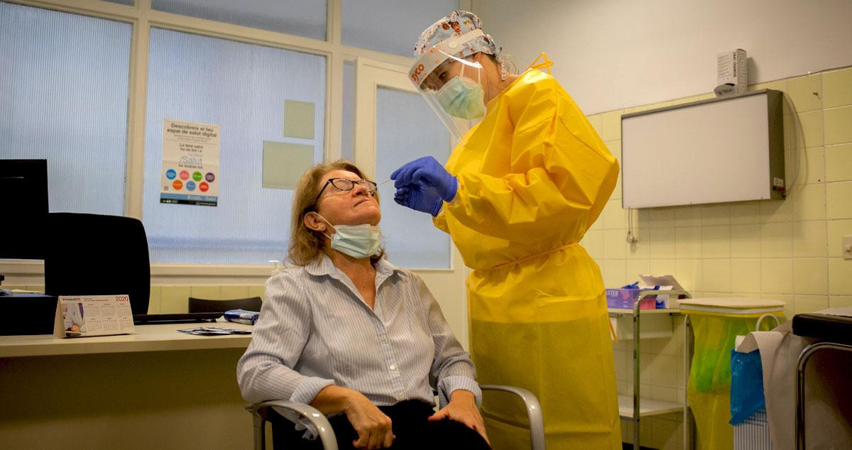 Una sanitaria realiza un test rápido de antígenos de detección de coronavirus en el CAP Manso / EP