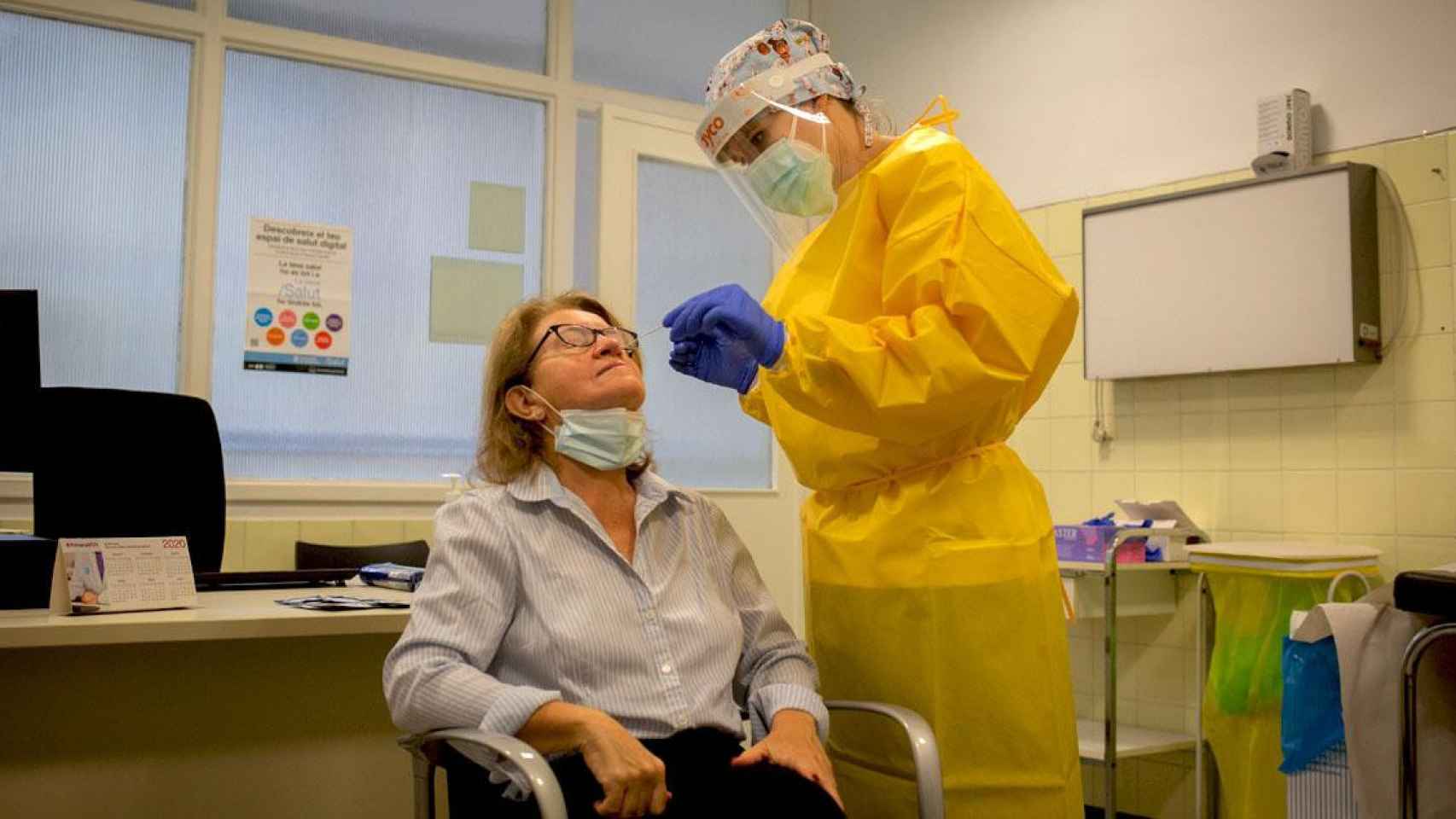 Una sanitaria realiza un test rápido de antígenos de detección de coronavirus en el CAP Manso / EP