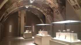 Una sala del Monasterio de Sijena con parte de las obras del tesoro artístico / EP
