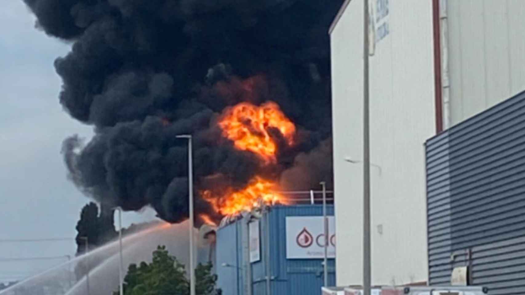 Incendio en una nave industrial en Sant Feliu de Llobregat (Barcelona) / TWITTER
