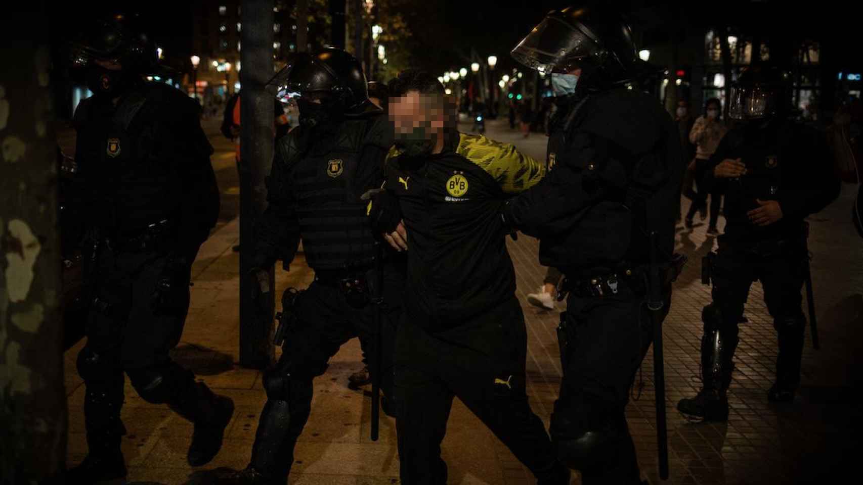 Uno de los detenidos durante las protestas de los CDR en Barcelona / DAVID ZORRAKINO-EUROPAPRESS