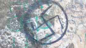 La pintada que realizó un grupo de neonazis en una pared de Vic / EP