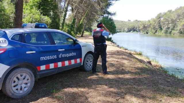 Un agente de los Mossos d'Esquadra junto al pantano de Foix / MOSSOS D'ESQUADRA