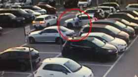 Un hombre roba un vehículo en un aparcamiento de Barcelona / MOSSOS