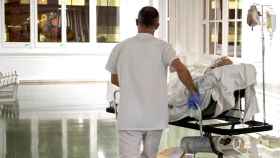 Un médico con un paciente en los pasillos del Hospital Clínic Barcelona / HCB