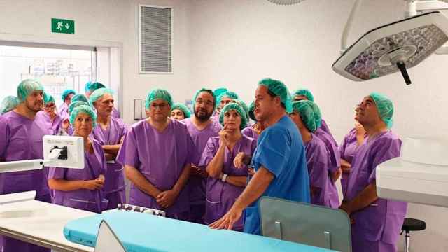 El presidente de la Generalitat, Quim Torra (c), junto a la consejera de Salud, Alba Vergés, en el Hospital de Bellvitge, del ICS / EP