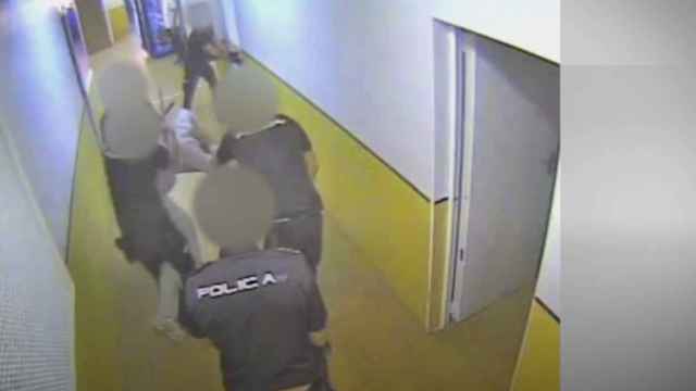 Policías golpean a internos en el CIE de la Zona Franca / 324