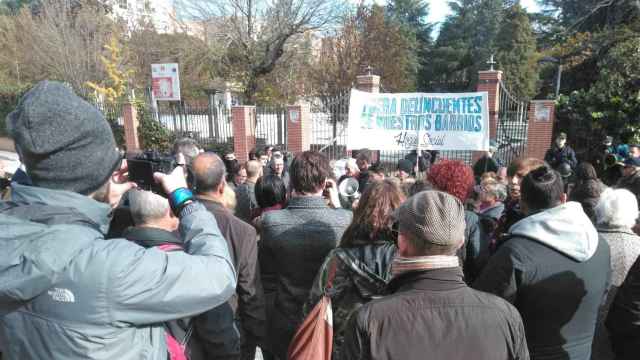 Vecinos de Hortaleza y miembros de Hogar Social se manifiestan con la pancarta Fuera delincuentes de nuestros barrios / EP