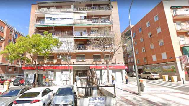Edificio de Madrid en el que fue hallado el cadáver de una mujer que llevaba 15 años muerta en su piso / EE