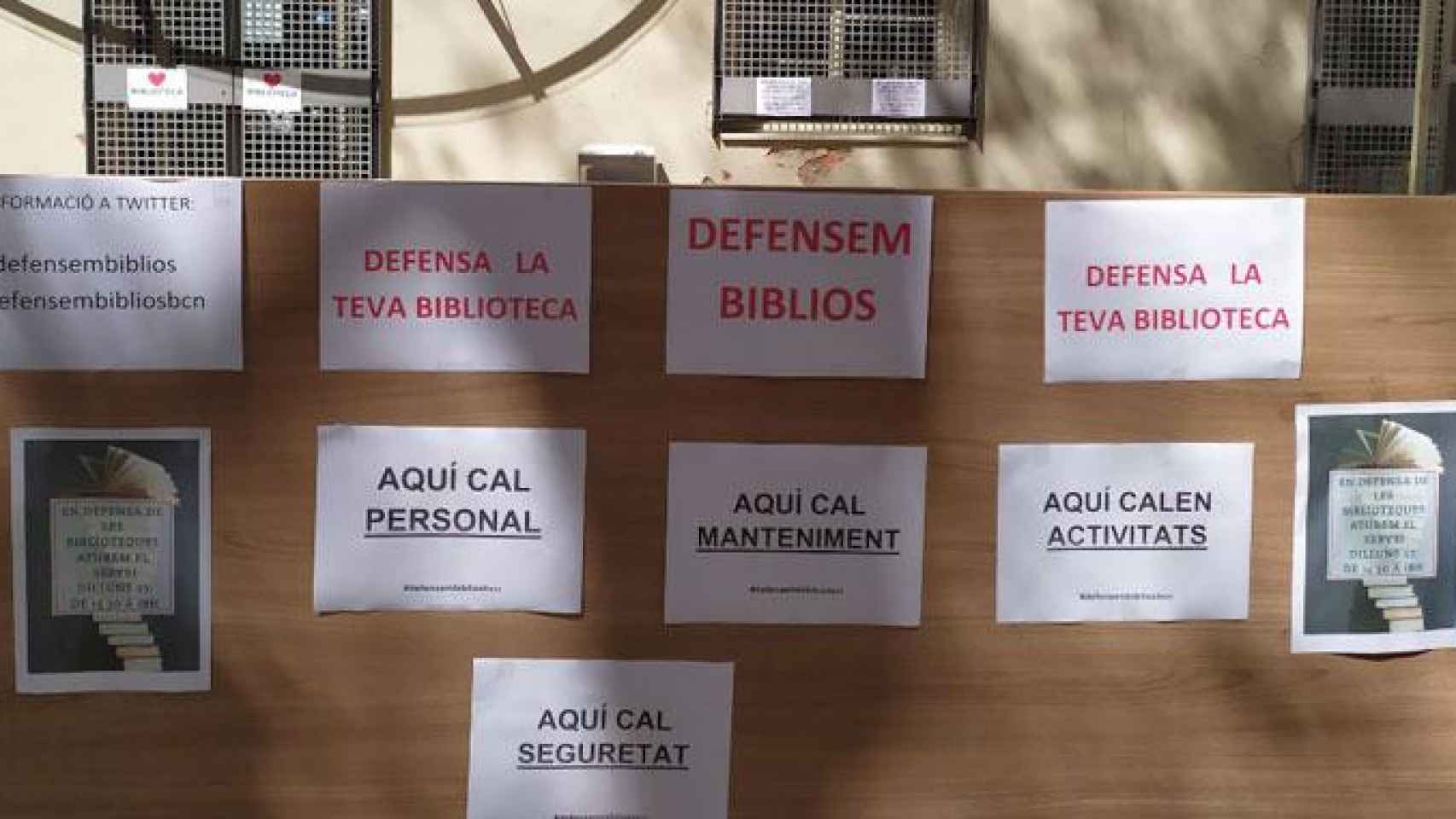 Carteles de protesta del personal de las bibliotecas de Barcelona / @defensembiblios