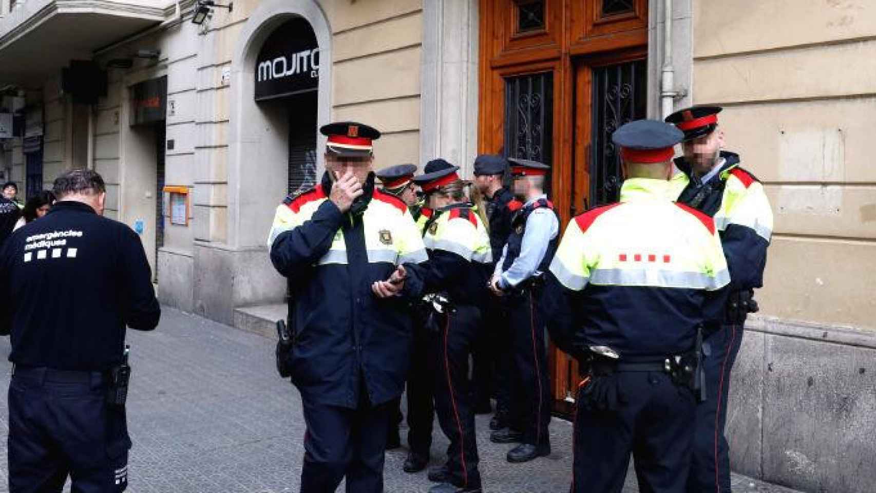 Agentes de los Mossos d'Esquadra, durante una intervención policial anterior / EFE