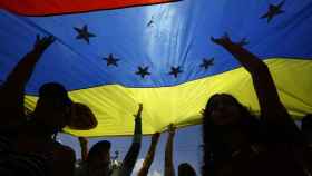 Ciudadanos de Venezuela sosteniendo su bandera / EUROPA PRESS