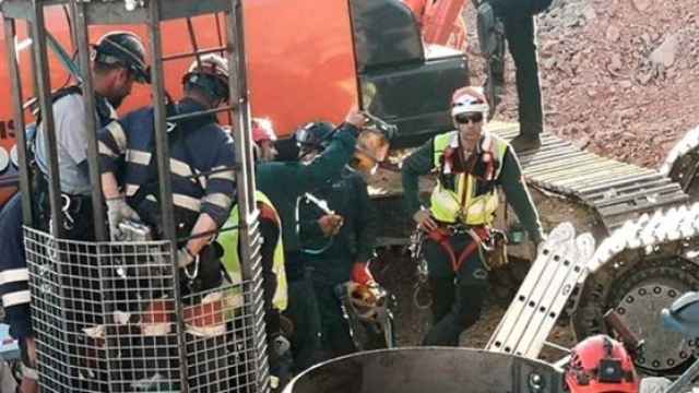 Una imagen de archivo de los mineros participando en la operación de rescate a Julen, que murió al caer por el pozo de Totalán / EFE