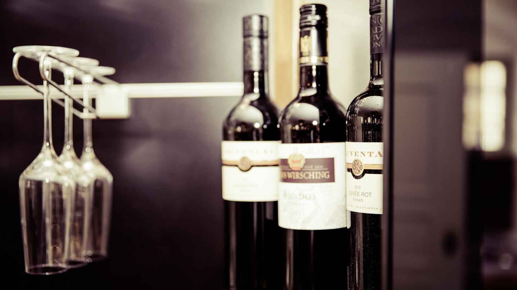Botellas de vino expuestas en vinotecas / PIXABAY