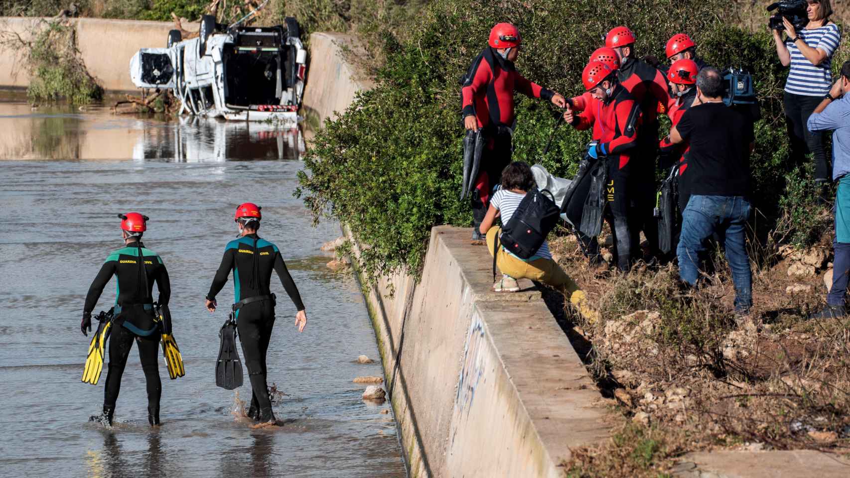 Los equipos de rescate de la Unidad Militar de Emergencias rastrean las zonas Mallorca afectadas por las inundaciones / EFE