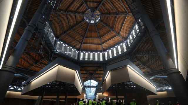 El techo del Mercado de Sant Antoni, en la recta final de sus obras / EFE