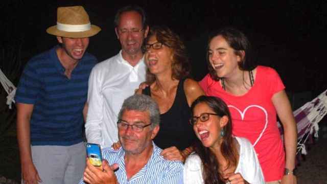 El empresario Marian Puig (debajo) intenta sacar un 'selfie' a su familia. Una de las pocas imágenes familiares donde aparece Cucha Cabané (c) y sus hijas Júlia (arriba a la derecha) y Andrea (debajo) / EE