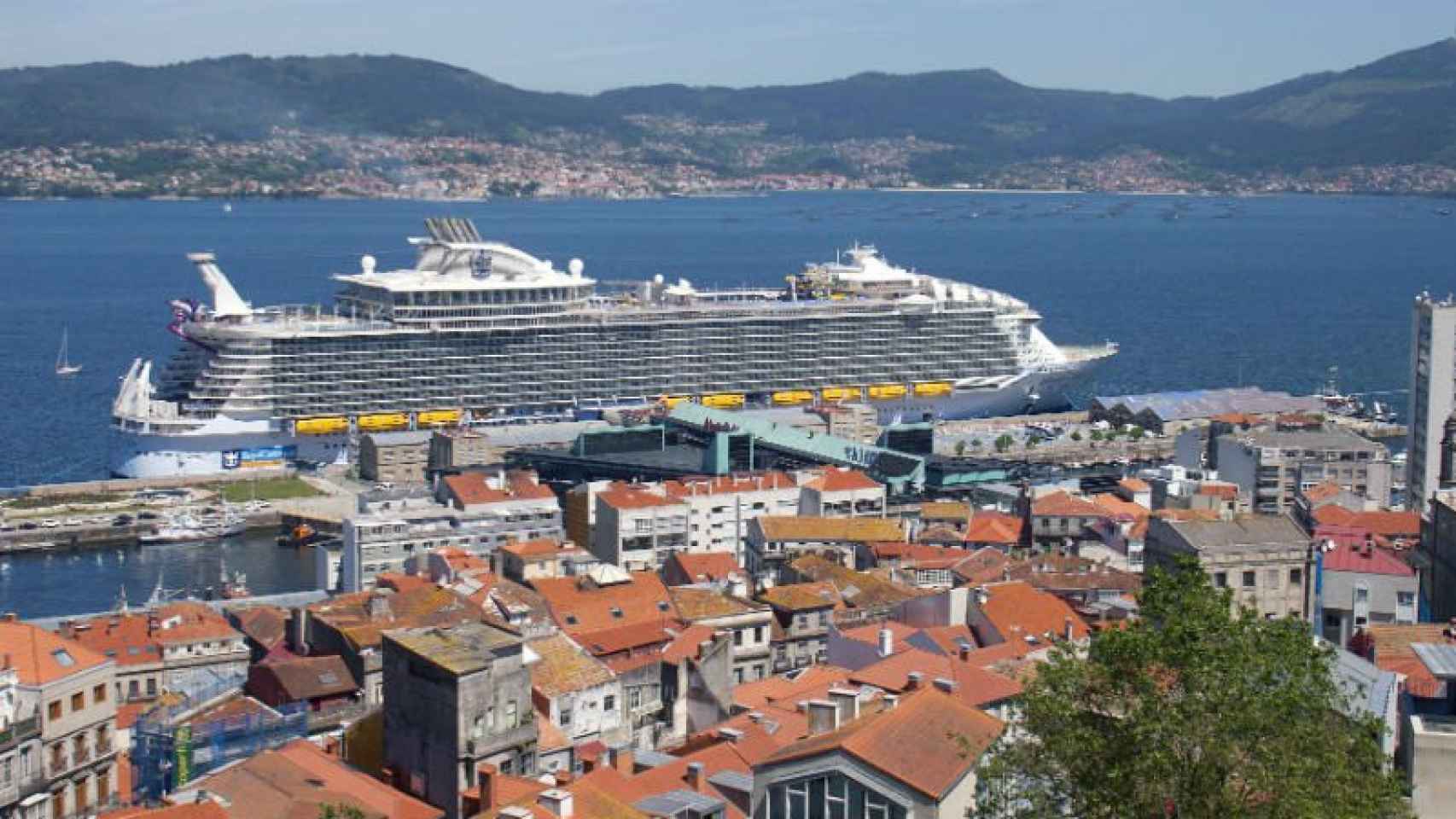 El barco más grande del mundo, el crucero 'Harmony of the seas', en su paso por Vigo, donde hizo escala en su viaje a Barcelona.