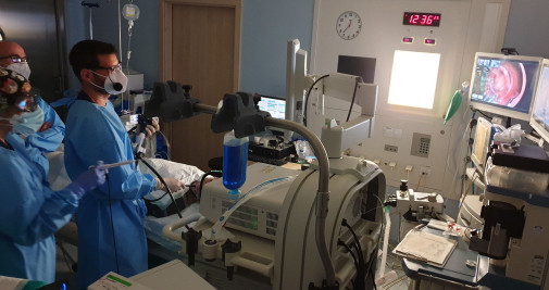 Médicos y anestesiólogos realizan una endoscopia a un paciente / EP