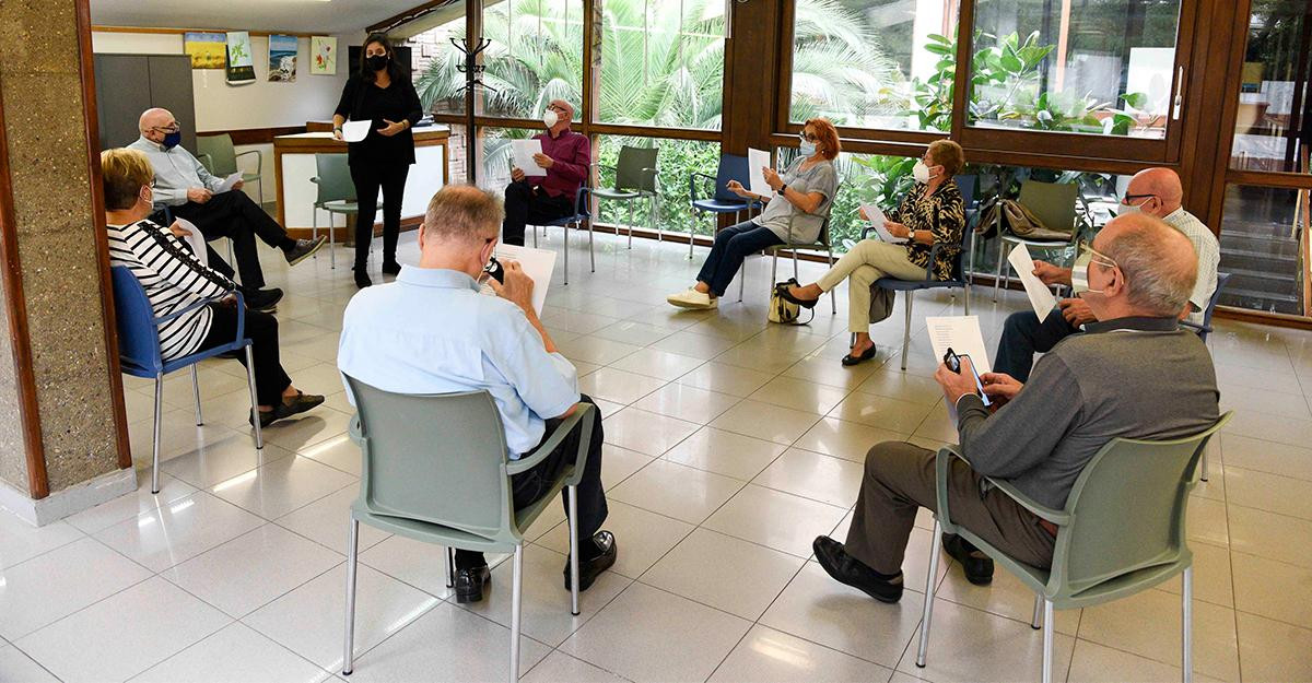 Personas mayores en el taller de escritura del Programa para Gente Mayor de la Fundación La Caixa
